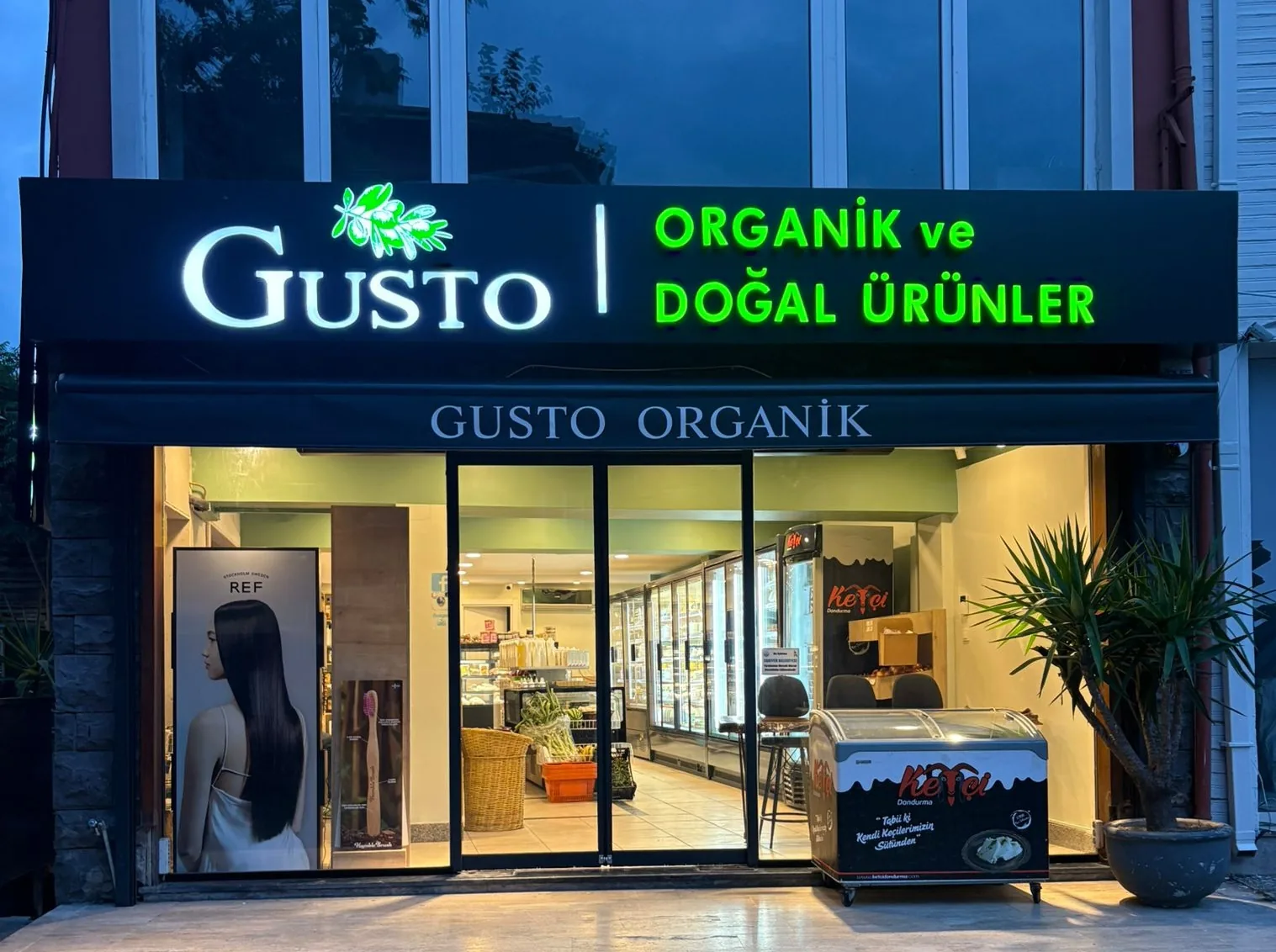 Gusto Organik Tarabya dış cephe tabelası ve vitrin